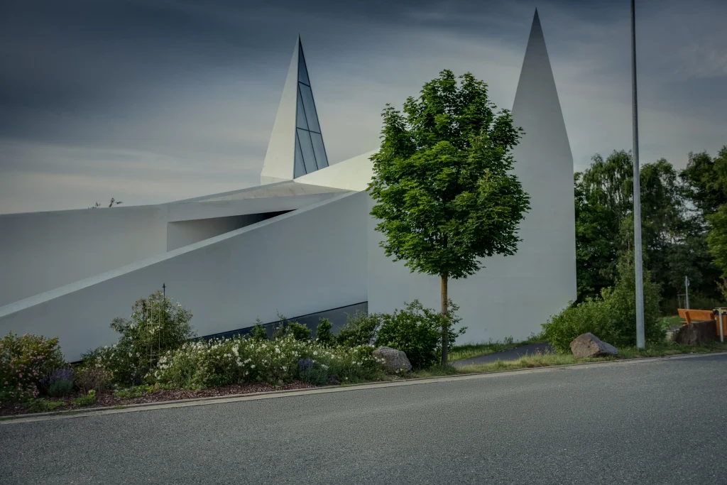 Moderne, weiße Architektur der Autobahnkirche Siegerland an der A45 bei Wilnsdorf mit markanten Turmspitzen