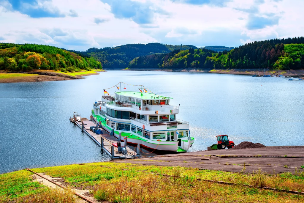 Ausflugsschiff der Personenschifffahrt Biggesee an der Anlegestelle im Sauerland bei Sonnenschein
