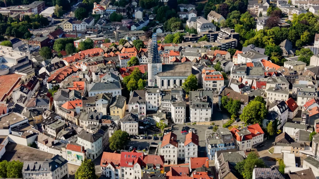 Vogelperspektive auf die historische Altstadt von Lüdenscheid mit der zentralen Erlöserkirche und dichten Häuserreihen