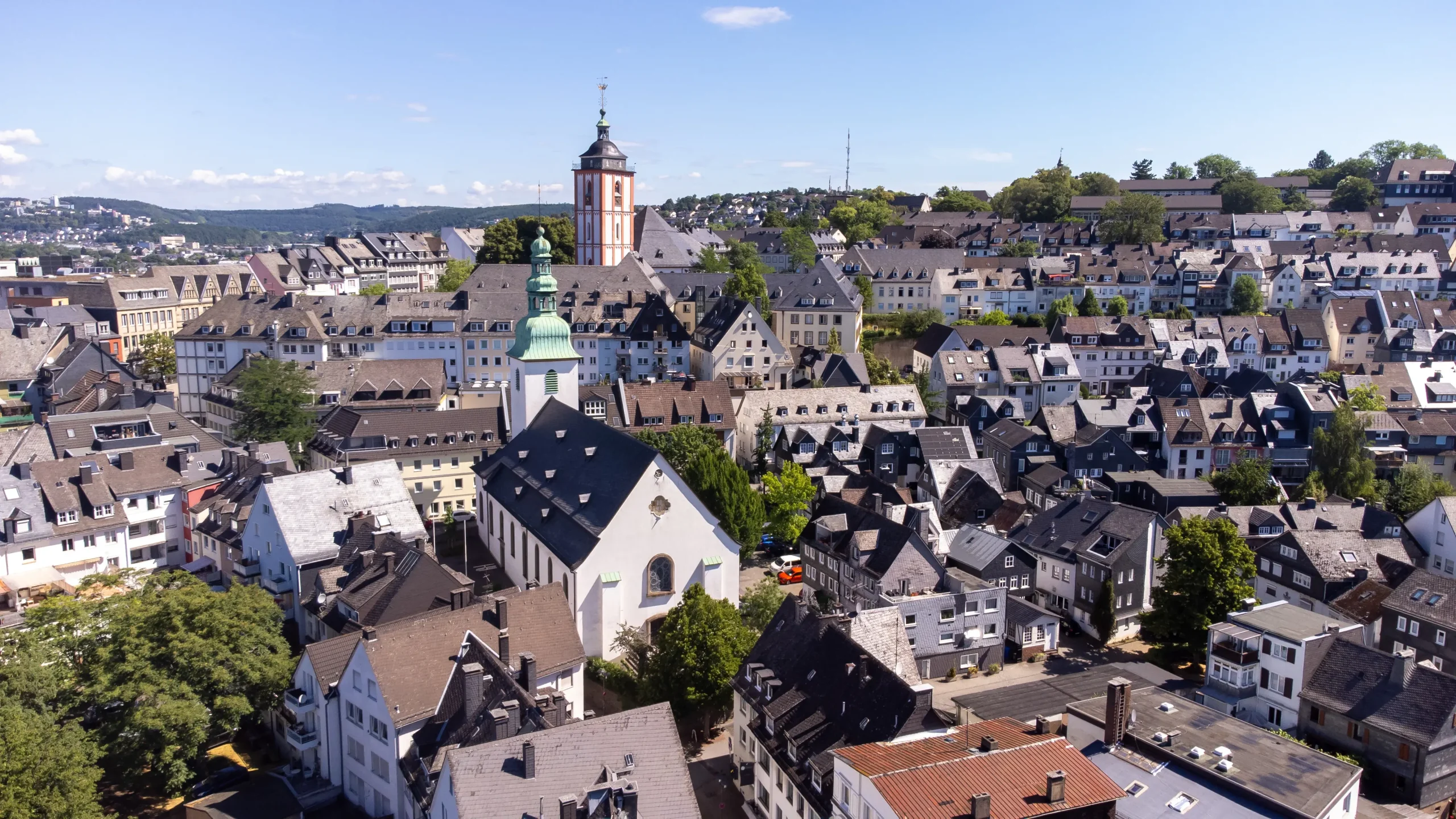Vogelperspektive auf die Siegener Oberstadt mit Marienkirche, Nikolaikirche und traditionellen Schieferdächern