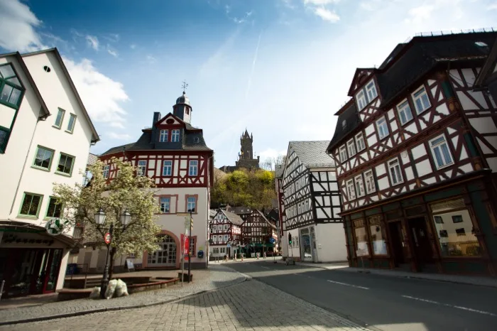 Historische Fachwerkhäuser in der Altstadt von Dillenburg, im Hintergrund thront der Wilhelmsturm auf dem Schlossberg